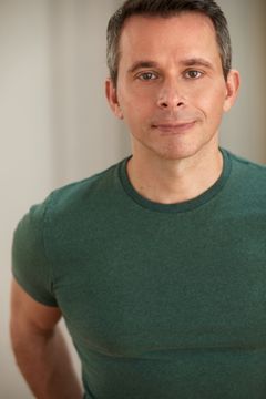 Matt Crabtree interpreta Groom