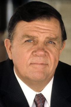 Pat Hingle interpreta Judge Adam Fenton