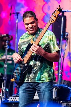 Oteil Burbridge interpreta Lolo