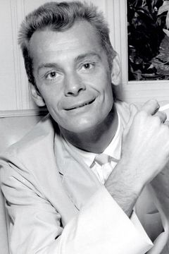 Carleton Carpenter interpreta Party Guest / Usher With Coke (uncredited)