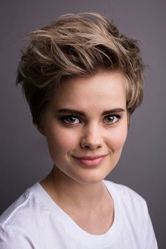 Elizabeth Cullen interpreta Natalie - Motel Girl