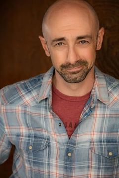 P.J. Ochlan interpreta Damon Wells