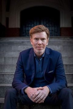 Niels Kurvin interpreta Hartmut Freund
