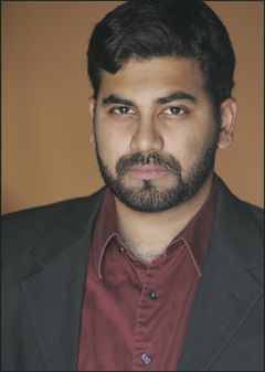 Fawad Siddiqui interpreta Kuwait Waiter