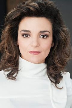 Flora Karas interpreta Clerk