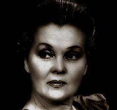 Nelly Panizza interpreta Ines