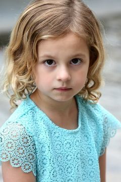 Oakley Bull interpreta Kelly (Girl Hostage)