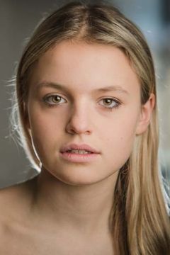 Emily Reid interpreta Sophia Trenchard