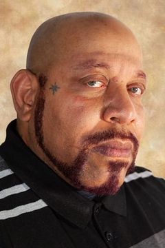 Diezel Ramos interpreta Thug (uncredited)