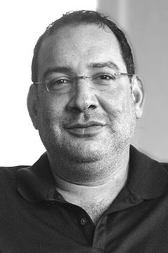 Jonathan David Cook interpreta Wasp #6 (voice)