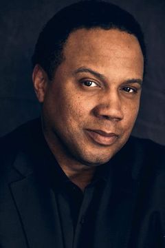 Marcus Naylor interpreta TV Reporter
