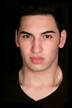 Revon Yousif interpreta Agent Reza