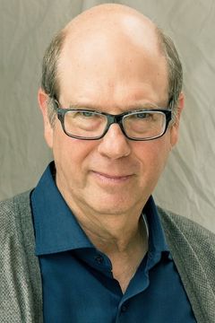 Stephen Tobolowsky interpreta Hugo Jarry