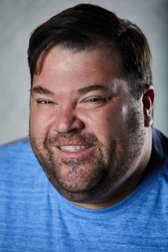 Robbie Kaller interpreta Sam