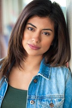 Yessenia Hernandez interpreta Pool Party Waitress