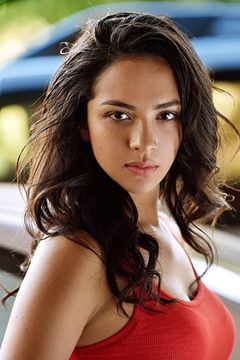 Ezmie Garcia interpreta Young Inez / Inez's Granddaughter