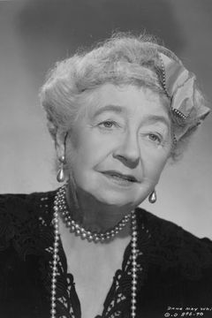 May Whitty interpreta Mrs. McLaidlaw