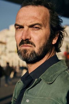 Grégory Ragot interpreta L'Assistant Bertrand
