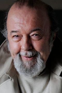 Peter Hall interpreta Minister #2