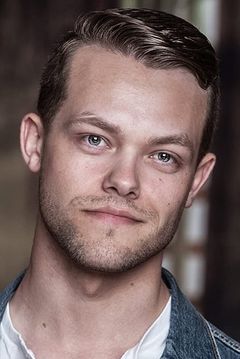 Will Carr interpreta Ephraim Bellows