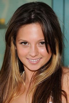 Mackenzie Rosman interpreta Deb