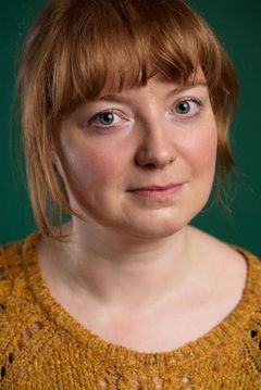 Kath Hughes interpreta Valerie (Floor Manager)