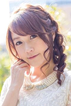 Rina Satou interpreta Niizo