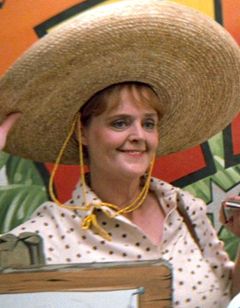 Pamela Mandell interpreta Waitress