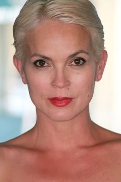Elizabeth Gracen interpreta Amanda Donahue