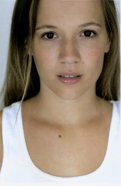 Samantha Streets interpreta Whitney