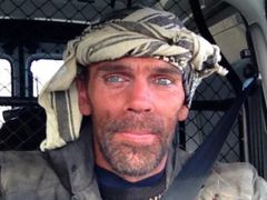 Sigurbjörn Guðmundsson interpreta Icelandic Policeman (uncredited)