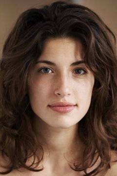 Tania Raymonde interpreta Nikki