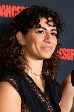 Dalia Rooni interpreta Courtney