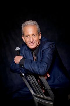 Bobby Slayton interpreta Festivalgoer