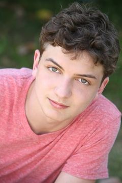 Tristan Jarred interpreta Lilac Son