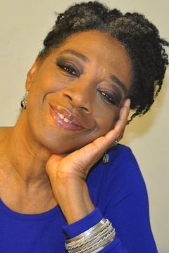 Stephanie Berry interpreta School principal Ellen Parker
