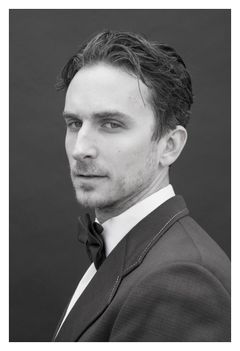 Tyson Sullivan interpreta Mickey