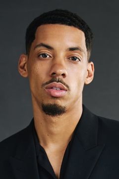Melvin Gregg interpreta Marcus Parrish