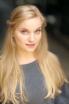 Eva Sayer interpreta Young Waitress