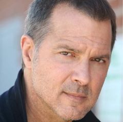 Michael Artura interpreta Detective Getty