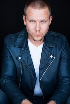 Michael William Freeman interpreta Nardin