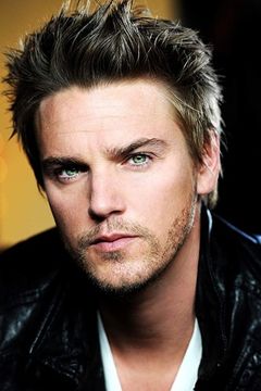 Riley Smith interpreta Frank Sullivan