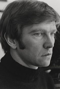 Tom Courtenay interpreta Newman Noggs