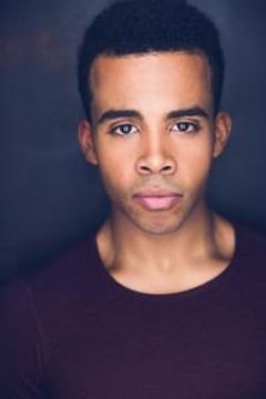 Ralph Adriel Johnson interpreta Eric