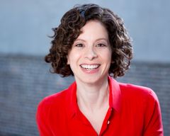 Lauren Milberger interpreta Protester