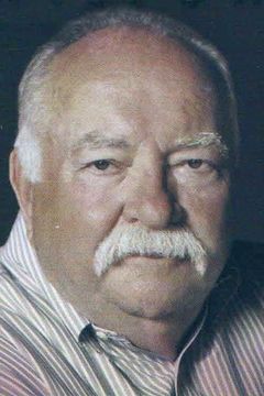 Wilford Brimley interpreta Dr. Blair