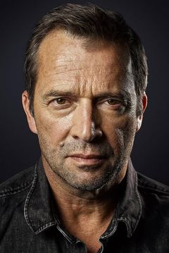 James Purefoy interpreta Michael Connor