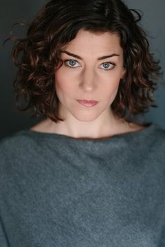 Patricia Cullen interpreta Evelyn March