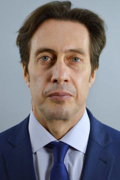 David Benhamou interpreta Spectator in the theatre (uncredited)