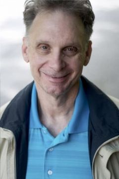 Rick Andosca interpreta Ernest Parkett